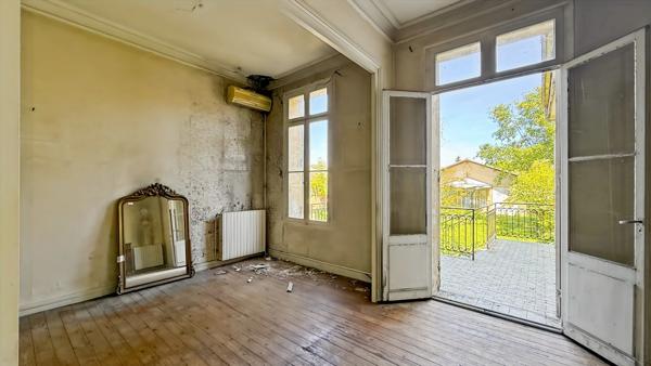 Maison de caractère en pierre en plein centre-ville de Bergerac - 189 m², 5 chambres, jardin clos et dépendance sur parcelle de 550 m²