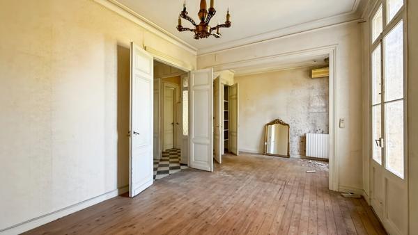 Maison de caractère en pierre en plein centre-ville de Bergerac - 189 m², 5 chambres, jardin clos et dépendance sur parcelle de 550 m²