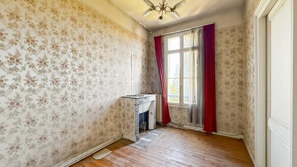 Maison de caractère en pierre en plein centre-ville de Bergerac - 189 m², 5 chambres, jardin clos et dépendance sur parcelle de 550 m²