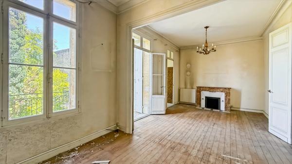 Maison de caractère en pierre en plein centre-ville de Bergerac - 189 m², 5 chambres, jardin clos et dépendance sur parcelle de 550 m²