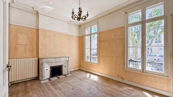 Maison de caractère en pierre en plein centre-ville de Bergerac - 189 m², 5 chambres, jardin clos et dépendance sur parcelle de 550 m²