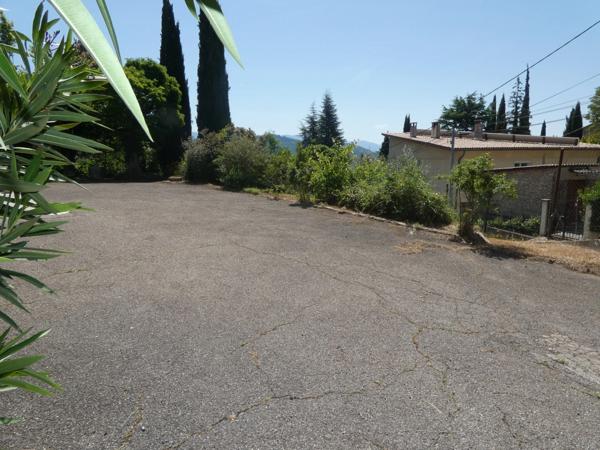 🏡 À VENDRE – Grande villa avec terrain boisé à Sisteron