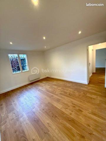Description de l’appartement 3 pièces 53 m².

Exclusivité.

Venez découvrir ce superbe appartement de 53 m², idéalement situé à Longjumeau, en plein cœur d'un secteur recherché !
En centre-ville, des transports et des écoles, son emplacement est tout simplement idéal pour un quotidien pratique et agréable

Situé dans une résidence privée et sécurisée, calme et parfaitement entretenue , ce bien vous séduira par son excellent état général – aucun travaux à prévoir – et sa belle luminosité

Ses atouts majeurs :
• Pièce de vie spacieuse et très lumineuse, idéal pour vos moments de détente
• Cuisine aménagée et équipée, fonctionnelle et moderne "2026"
• 1 chambre confortable
• Appartement en parfait état, prêt à accueillir ses futurs propriétaires