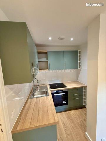 Description de l’appartement 3 pièces 53 m².

Exclusivité.

Venez découvrir ce superbe appartement de 53 m², idéalement situé à Longjumeau, en plein cœur d'un secteur recherché !
En centre-ville, des transports et des écoles, son emplacement est tout simplement idéal pour un quotidien pratique et agréable

Situé dans une résidence privée et sécurisée, calme et parfaitement entretenue , ce bien vous séduira par son excellent état général – aucun travaux à prévoir – et sa belle luminosité

Ses atouts majeurs :
• Pièce de vie spacieuse et très lumineuse, idéal pour vos moments de détente
• Cuisine aménagée et équipée, fonctionnelle et moderne "2026"
• 1 chambre confortable
• Appartement en parfait état, prêt à accueillir ses futurs propriétaires