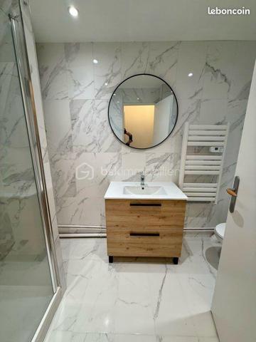 Description de l’appartement 3 pièces 53 m².

Exclusivité.

Venez découvrir ce superbe appartement de 53 m², idéalement situé à Longjumeau, en plein cœur d'un secteur recherché !
En centre-ville, des transports et des écoles, son emplacement est tout simplement idéal pour un quotidien pratique et agréable

Situé dans une résidence privée et sécurisée, calme et parfaitement entretenue , ce bien vous séduira par son excellent état général – aucun travaux à prévoir – et sa belle luminosité

Ses atouts majeurs :
• Pièce de vie spacieuse et très lumineuse, idéal pour vos moments de détente
• Cuisine aménagée et équipée, fonctionnelle et moderne "2026"
• 1 chambre confortable
• Appartement en parfait état, prêt à accueillir ses futurs propriétaires