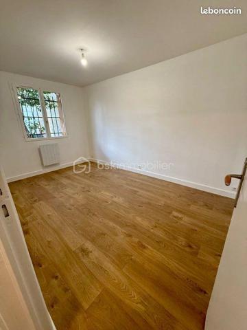 Description de l’appartement 3 pièces 53 m².

Exclusivité.

Venez découvrir ce superbe appartement de 53 m², idéalement situé à Longjumeau, en plein cœur d'un secteur recherché !
En centre-ville, des transports et des écoles, son emplacement est tout simplement idéal pour un quotidien pratique et agréable

Situé dans une résidence privée et sécurisée, calme et parfaitement entretenue , ce bien vous séduira par son excellent état général – aucun travaux à prévoir – et sa belle luminosité

Ses atouts majeurs :
• Pièce de vie spacieuse et très lumineuse, idéal pour vos moments de détente
• Cuisine aménagée et équipée, fonctionnelle et moderne "2026"
• 1 chambre confortable
• Appartement en parfait état, prêt à accueillir ses futurs propriétaires