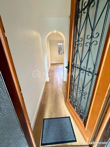 Description de l’appartement 3 pièces 53 m².

Exclusivité.

Venez découvrir ce superbe appartement de 53 m², idéalement situé à Longjumeau, en plein cœur d'un secteur recherché !
En centre-ville, des transports et des écoles, son emplacement est tout simplement idéal pour un quotidien pratique et agréable

Situé dans une résidence privée et sécurisée, calme et parfaitement entretenue , ce bien vous séduira par son excellent état général – aucun travaux à prévoir – et sa belle luminosité

Ses atouts majeurs :
• Pièce de vie spacieuse et très lumineuse, idéal pour vos moments de détente
• Cuisine aménagée et équipée, fonctionnelle et moderne "2026"
• 1 chambre confortable
• Appartement en parfait état, prêt à accueillir ses futurs propriétaires