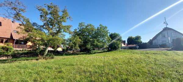 Beau terrain plat constructible de 6.15 ares