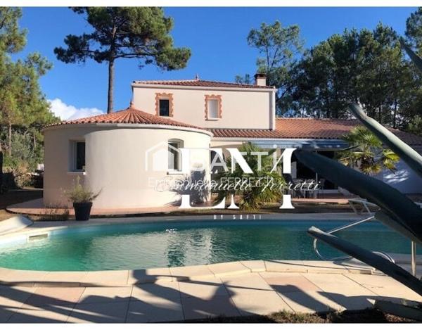 ACCES PLAGE POUR CETTE PROPRIETE AVEC PISCINE