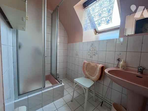 Maison d'habitation en pierres comprenant: entrée sur cuisine équipée et aménagée avec cheminée...