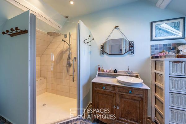 Corps de ferme rénové au coeur du village et son jardin secret