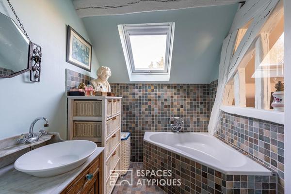 Corps de ferme rénové au coeur du village et son jardin secret