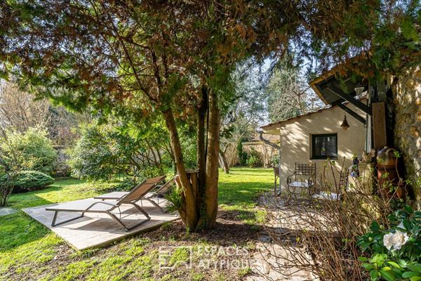 Corps de ferme rénové au coeur du village et son jardin secret