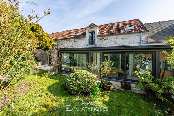 Corps de ferme rénové au coeur du village et son jardin secret