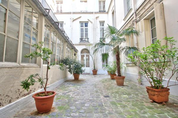 PLACE DES VOSGES - DEUX PIECES MEUBLE