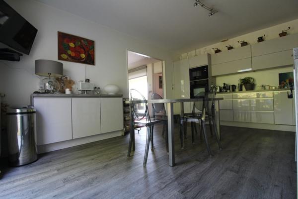 Aux PORTES de LA ROCHE su YON côté NORD, Maison de 238 m² avec 6 chambres, Bureau double, SDB, SDE, 3 WC et PISCINE, GARAGE et PARKING intérieur avec CARPORT 2 véhicules