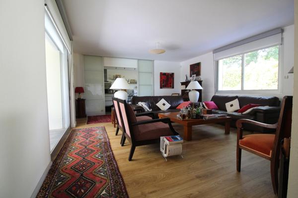 Aux PORTES de LA ROCHE su YON côté NORD, Maison de 238 m² avec 6 chambres, Bureau double, SDB, SDE, 3 WC et PISCINE, GARAGE et PARKING intérieur avec CARPORT 2 véhicules