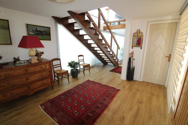 Aux PORTES de LA ROCHE su YON côté NORD, Maison de 238 m² avec 6 chambres, Bureau double, SDB, SDE, 3 WC et PISCINE, GARAGE et PARKING intérieur avec CARPORT 2 véhicules