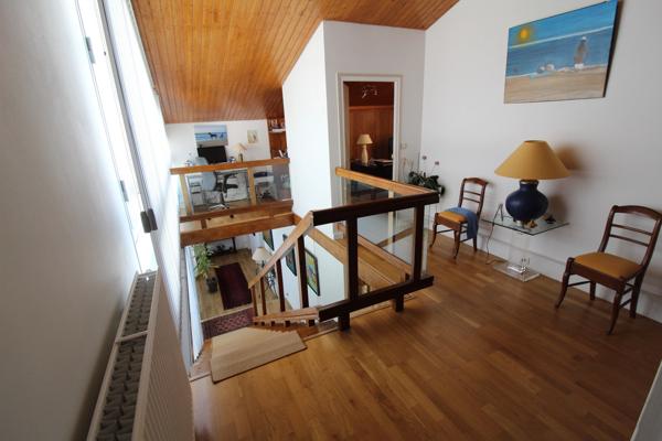 Aux PORTES de LA ROCHE su YON côté NORD, Maison de 238 m² avec 6 chambres, Bureau double, SDB, SDE, 3 WC et PISCINE, GARAGE et PARKING intérieur avec CARPORT 2 véhicules