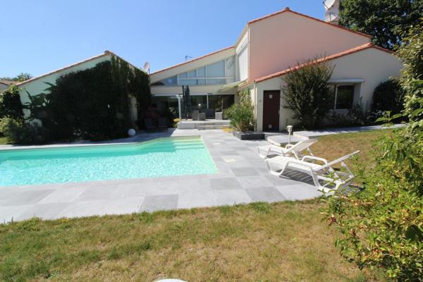 Aux PORTES de LA ROCHE su YON côté NORD, Maison de 238 m² avec 6 chambres, Bureau double, SDB, SDE, 3 WC et PISCINE, GARAGE et PARKING intérieur avec CARPORT 2 véhicules