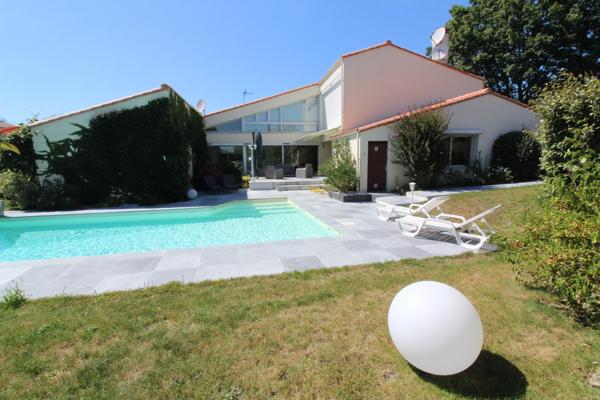 Aux PORTES de LA ROCHE su YON côté NORD, Maison de 238 m² avec 6 chambres, Bureau double, SDB, SDE, 3 WC et PISCINE, GARAGE et PARKING intérieur avec CARPORT 2 véhicules