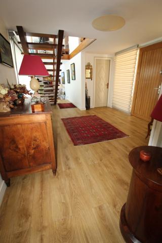 Aux PORTES de LA ROCHE su YON côté NORD, Maison de 238 m² avec 6 chambres, Bureau double, SDB, SDE, 3 WC et PISCINE, GARAGE et PARKING intérieur avec CARPORT 2 véhicules