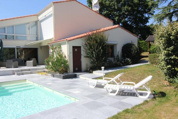 Aux PORTES de LA ROCHE su YON côté NORD, Maison de 238 m² avec 6 chambres, Bureau double, SDB, SDE, 3 WC et PISCINE, GARAGE et PARKING intérieur avec CARPORT 2 véhicules