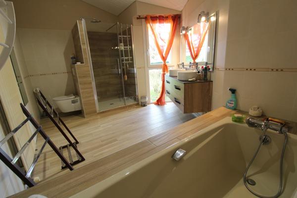Aux PORTES de LA ROCHE su YON côté NORD, Maison de 238 m² avec 6 chambres, Bureau double, SDB, SDE, 3 WC et PISCINE, GARAGE et PARKING intérieur avec CARPORT 2 véhicules