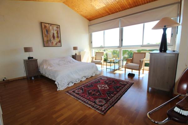 Aux PORTES de LA ROCHE su YON côté NORD, Maison de 238 m² avec 6 chambres, Bureau double, SDB, SDE, 3 WC et PISCINE, GARAGE et PARKING intérieur avec CARPORT 2 véhicules