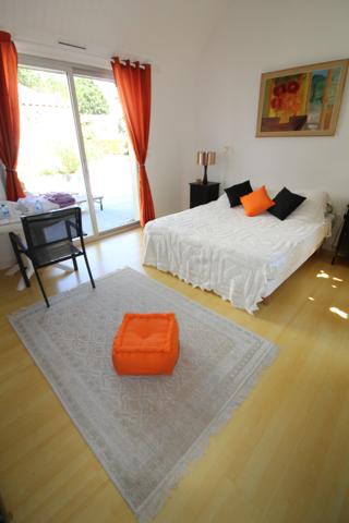 Aux PORTES de LA ROCHE su YON côté NORD, Maison de 238 m² avec 6 chambres, Bureau double, SDB, SDE, 3 WC et PISCINE, GARAGE et PARKING intérieur avec CARPORT 2 véhicules
