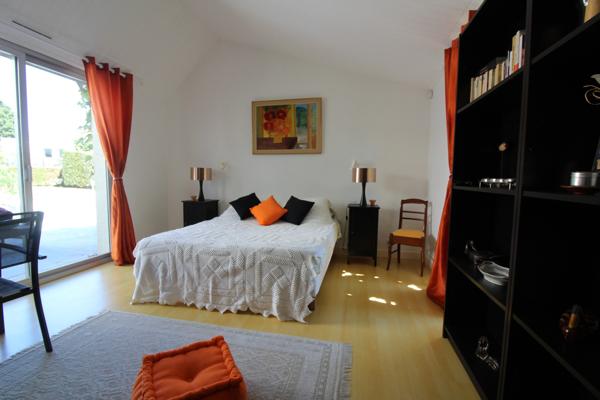 Aux PORTES de LA ROCHE su YON côté NORD, Maison de 238 m² avec 6 chambres, Bureau double, SDB, SDE, 3 WC et PISCINE, GARAGE et PARKING intérieur avec CARPORT 2 véhicules