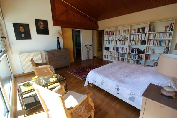 Aux PORTES de LA ROCHE su YON côté NORD, Maison de 238 m² avec 6 chambres, Bureau double, SDB, SDE, 3 WC et PISCINE, GARAGE et PARKING intérieur avec CARPORT 2 véhicules