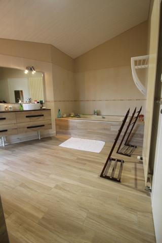 Aux PORTES de LA ROCHE su YON côté NORD, Maison de 238 m² avec 6 chambres, Bureau double, SDB, SDE, 3 WC et PISCINE, GARAGE et PARKING intérieur avec CARPORT 2 véhicules