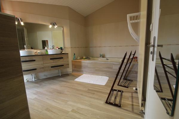Aux PORTES de LA ROCHE su YON côté NORD, Maison de 238 m² avec 6 chambres, Bureau double, SDB, SDE, 3 WC et PISCINE, GARAGE et PARKING intérieur avec CARPORT 2 véhicules