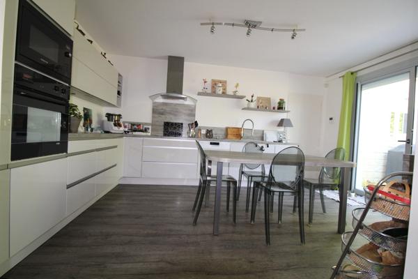 Aux PORTES de LA ROCHE su YON côté NORD, Maison de 238 m² avec 6 chambres, Bureau double, SDB, SDE, 3 WC et PISCINE, GARAGE et PARKING intérieur avec CARPORT 2 véhicules