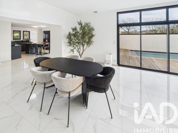 Maison à vendre 6 pièces 210 m² Saint-Yrieix-sur-Charente