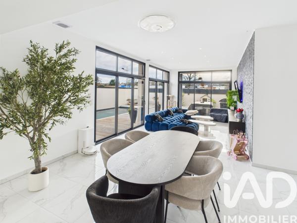 Maison à vendre 6 pièces 210 m² Saint-Yrieix-sur-Charente