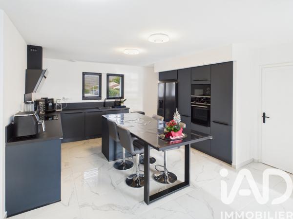 Maison à vendre 6 pièces 210 m² Saint-Yrieix-sur-Charente