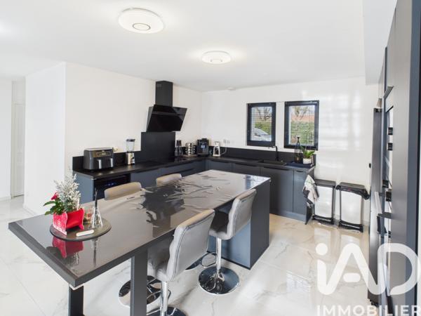 Maison à vendre 6 pièces 210 m² Saint-Yrieix-sur-Charente