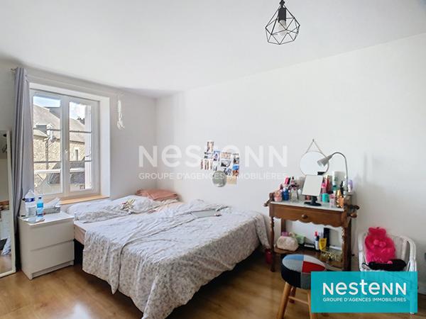 Maison de ville Quintin centre, 5 chambres, petit jardin clos !