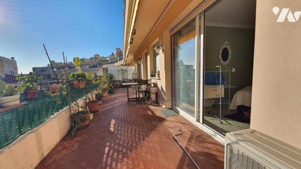 DEUX PIÉCES AVEC STATIONNEMENT.