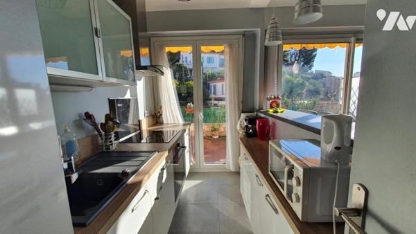 DEUX PIÉCES AVEC STATIONNEMENT.