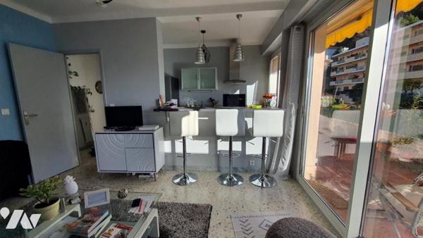 DEUX PIÉCES AVEC STATIONNEMENT.