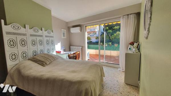 DEUX PIÉCES AVEC STATIONNEMENT.