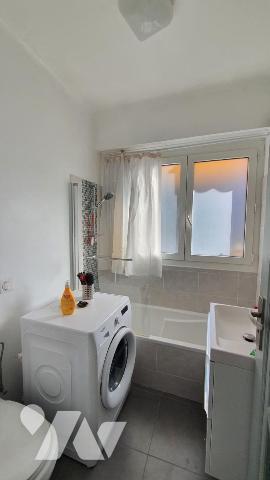 DEUX PIÉCES AVEC STATIONNEMENT.