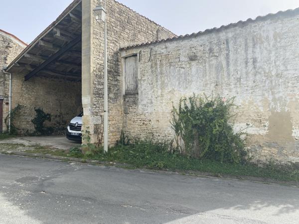 Landrais (17290) Terrain Chais, étables et granges