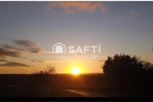 Maison ancienne aux murs épais, vue dégagée, jardin agréable, village accessible à pied, stationnement camping-car, garage, DPE E.