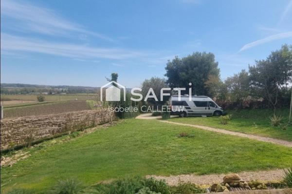 Maison ancienne aux murs épais, vue dégagée, jardin agréable, village accessible à pied, stationnement camping-car, garage, DPE E.