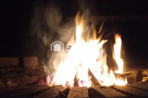 Maison ancienne aux murs épais, vue dégagée, jardin agréable, village accessible à pied, stationnement camping-car, garage, DPE E.