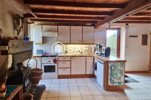 Maison ancienne aux murs épais, vue dégagée, jardin agréable, village accessible à pied, stationnement camping-car, garage, DPE E.